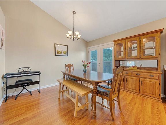 4th image of 4831 Golfview Dr NE