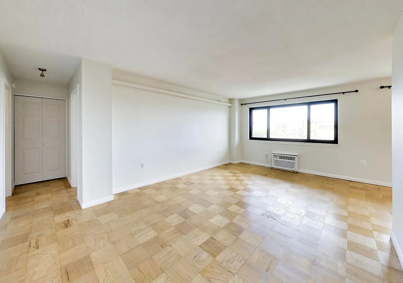 Amazing Location - 1Bed/1Bath Condo - Assigned Parking — Photo 1