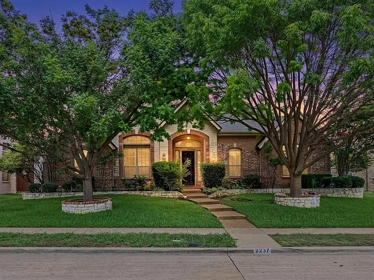 2237 Homestead Ln — Photo 1