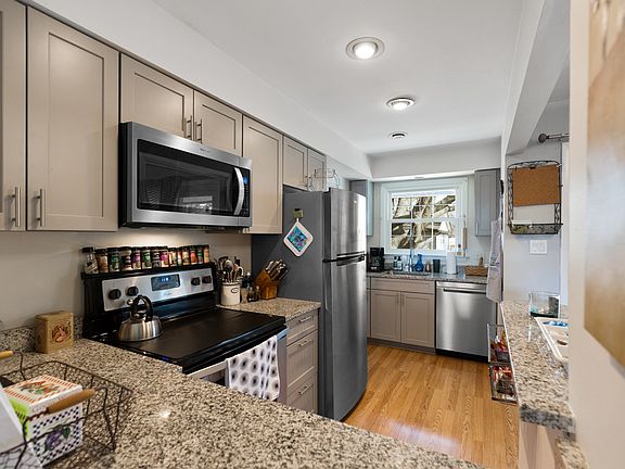 5th image of 217 Washington Sq APT D