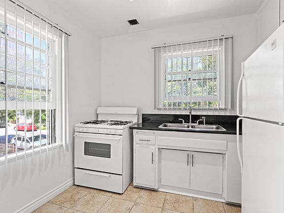 2nd image of 1415 N Hudson Ave #0B-1Ba-450Sqft
