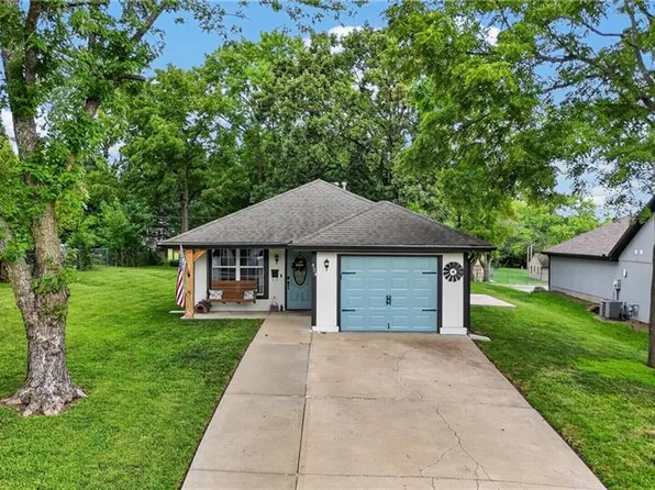 424 N Armstrong St, Pleasant Hill, MO 64080