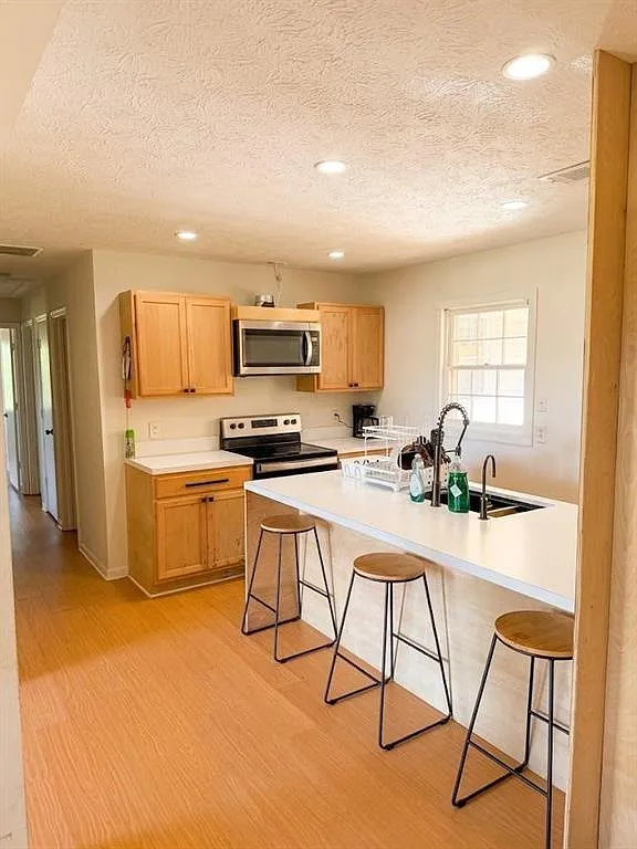 3 bed, 2.0 bath, 1850 sqft, $2,000 — Photo 2