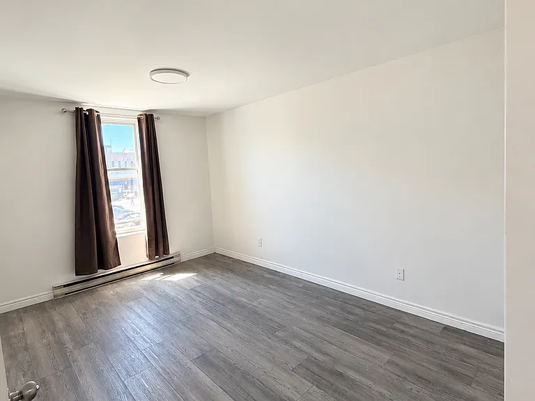 38 Ainslie St N #204 — Photo 3