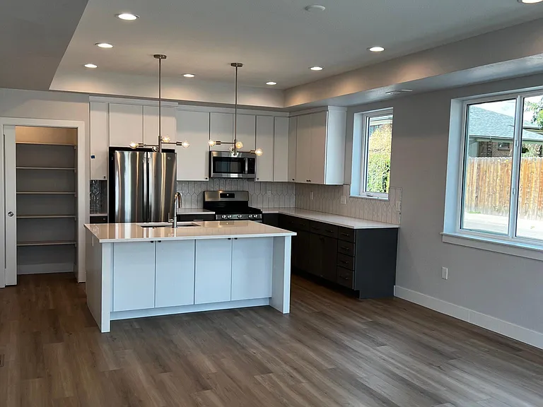 1295 N Utica St — Photo 2