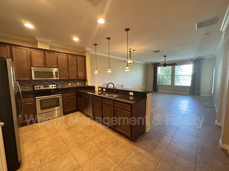 3 bed, 2.0 bath, 1876 sqft, $2,100 — Photo 3