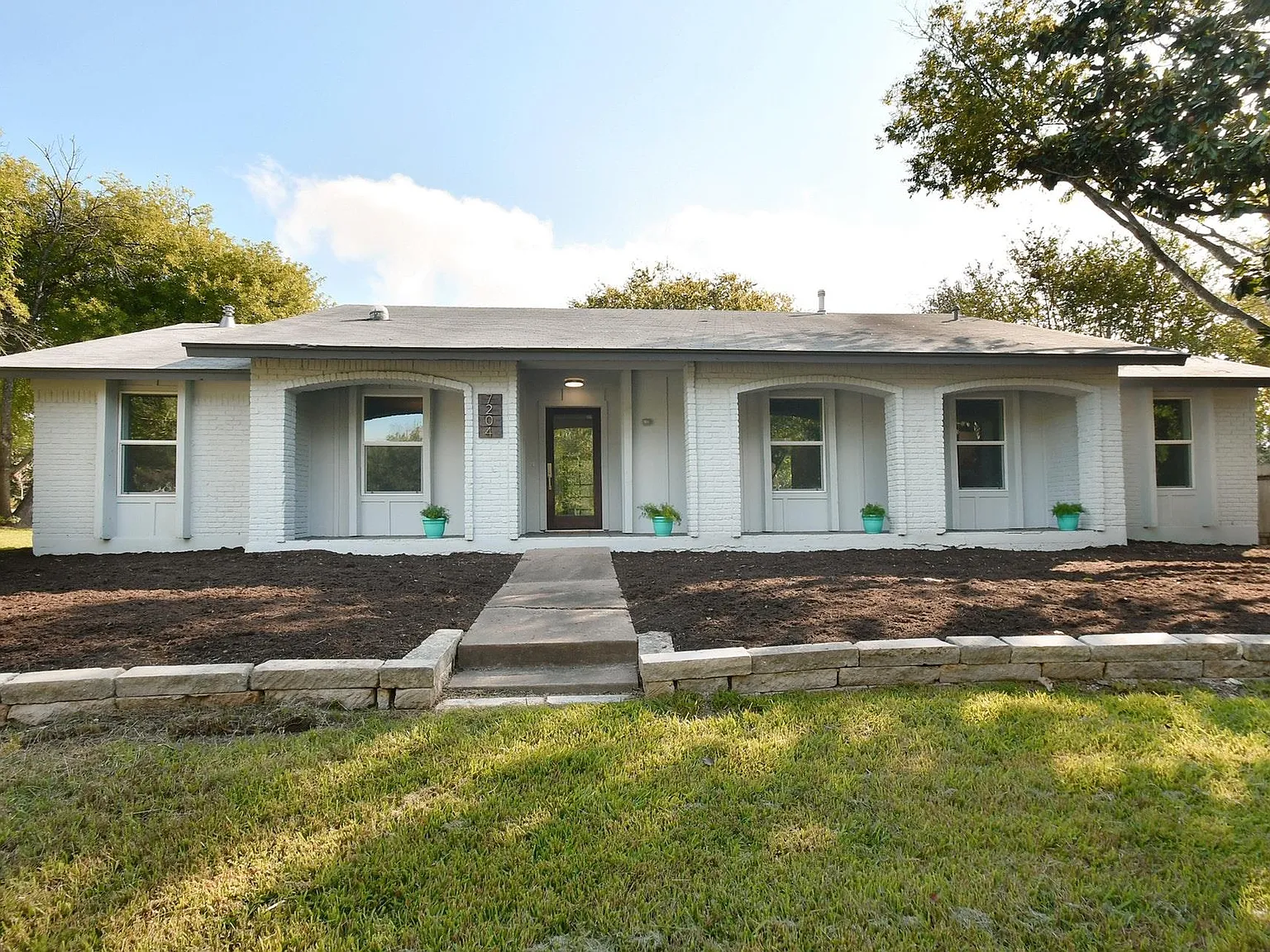 3 bed, 2.0 bath, 2049 sqft, $2,995 — Photo 2