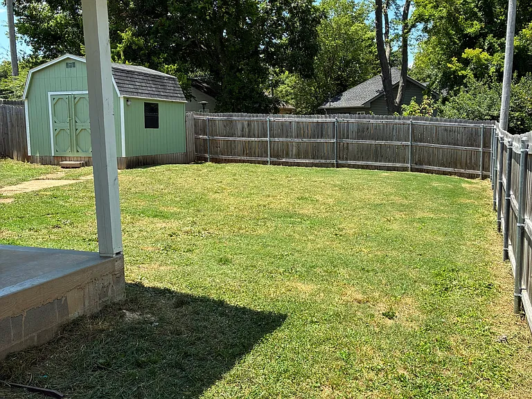 1423 Irwin Ave — Photo 4