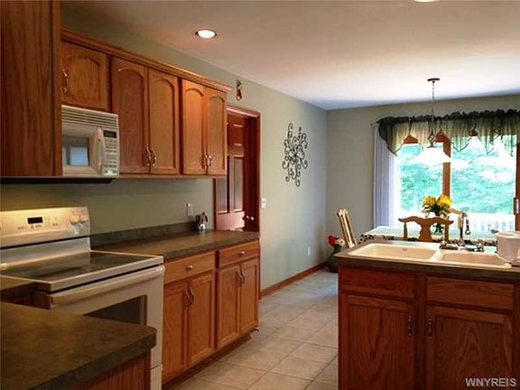 2nd image of 72 Thornbury Dr