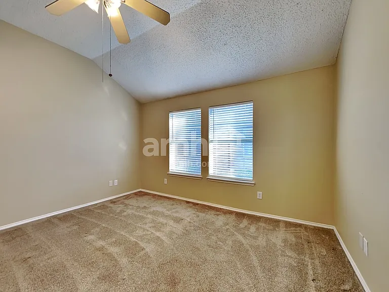 1024 Halifax Ln — Photo 9