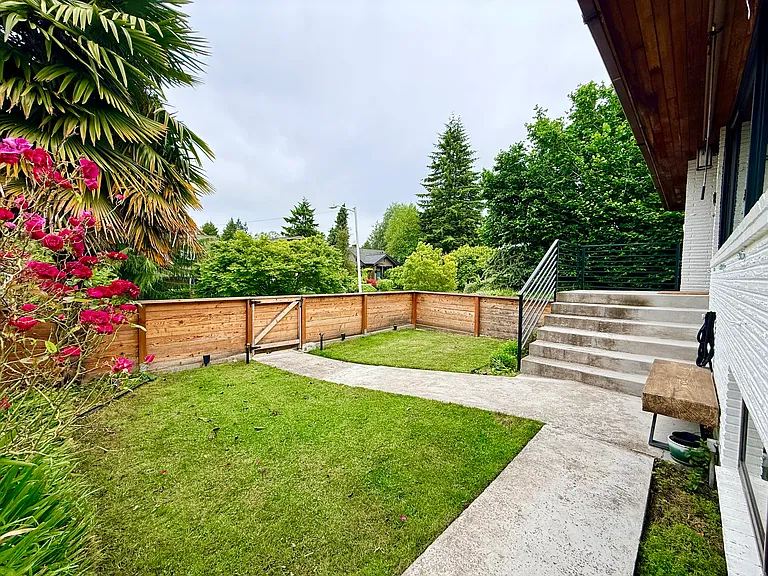 4146 46th Ave SW — Photo 3