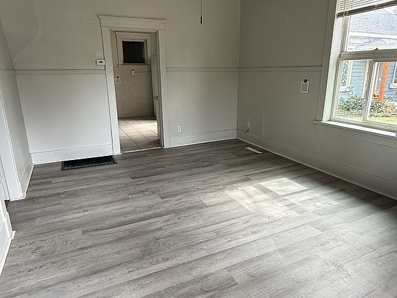 4th image of 2928 Grant Ave
