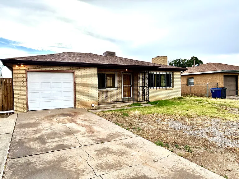 2733 Palomas Dr NE — Photo 1