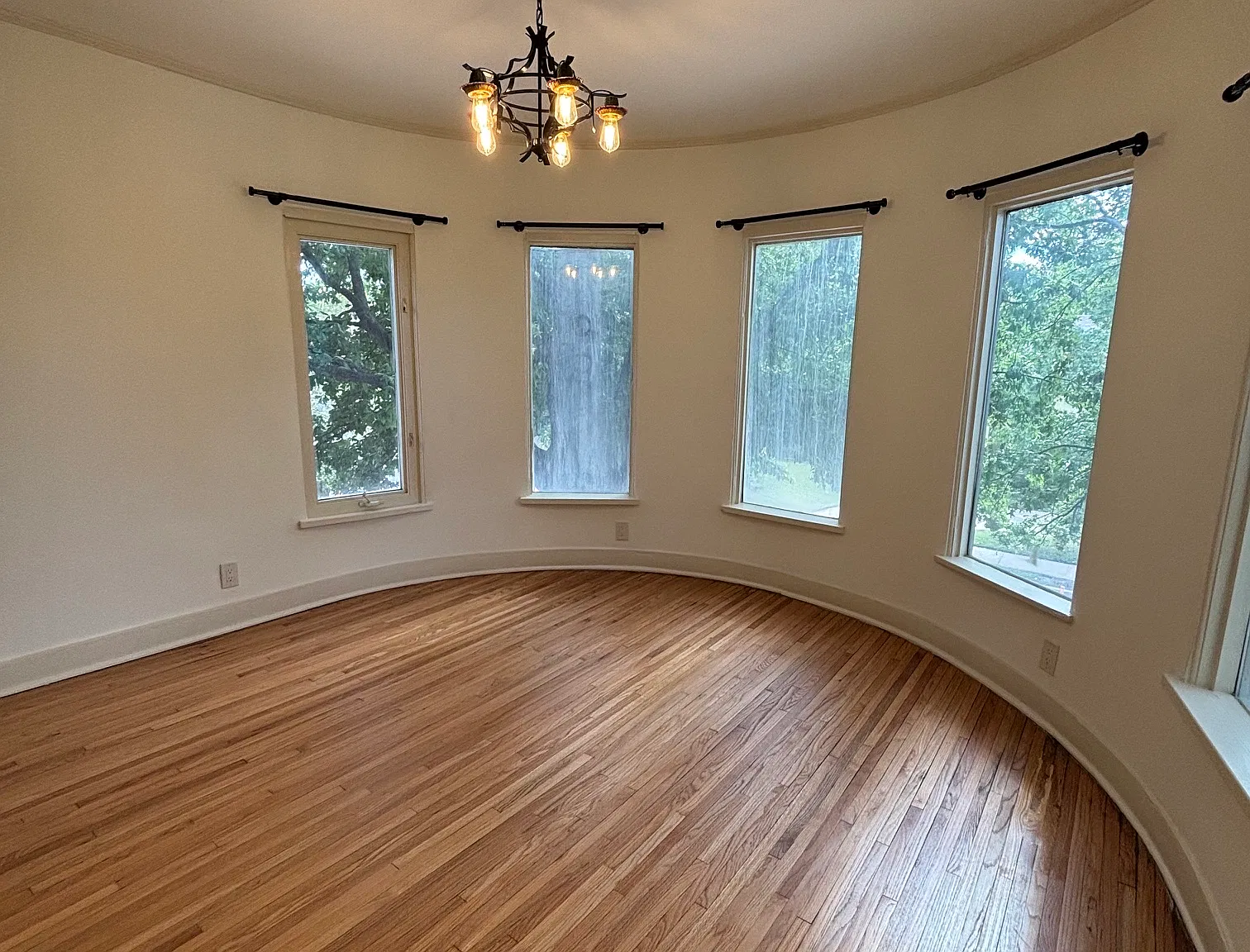4 bed, 2.5 bath, 2528 sqft, $3,900 — Photo 4