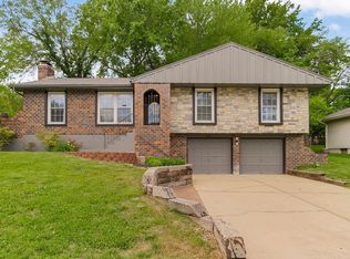 416 NE Carriage St, Lees Summit, MO 64064