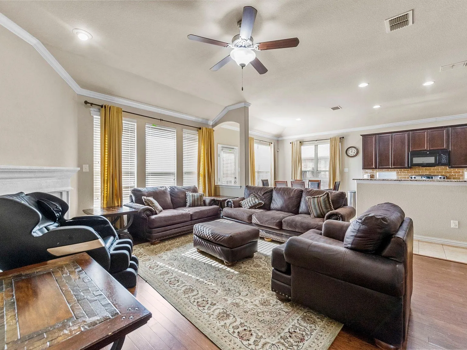 4 bed, 3.5 bath, 3002 sqft, $3,000 — Photo 2