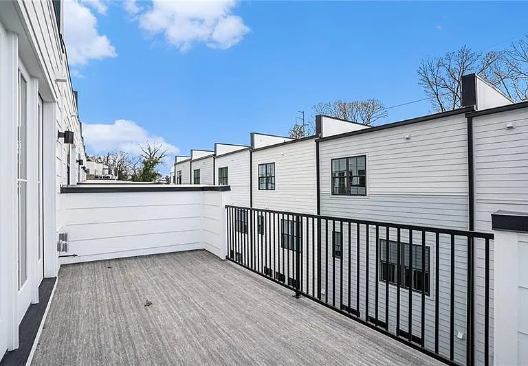 1823 Gotham Ln — Photo 11