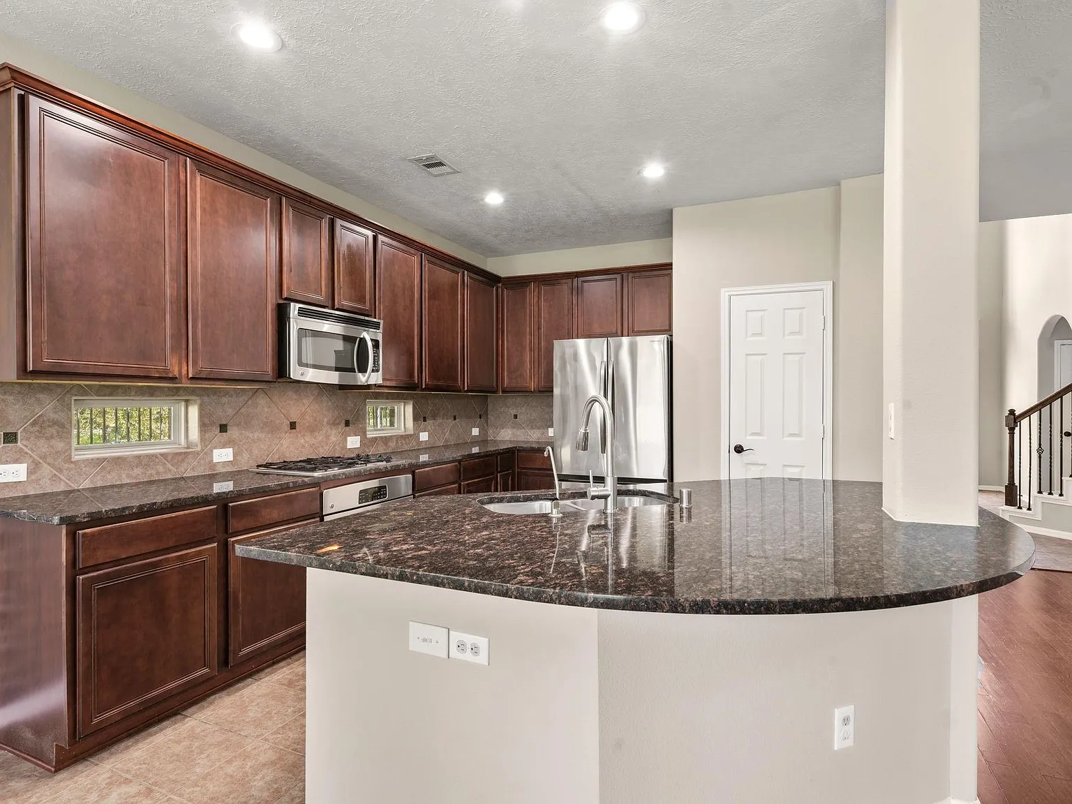 4 bed, 3.5 bath, 2864 sqft, $3,400 — Photo 4