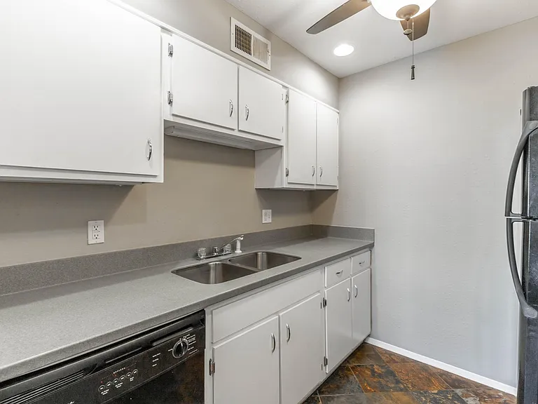 900 Mountain Creek Rd #J131 — Photo 7