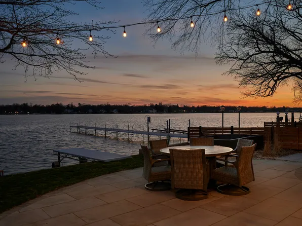 795 Oak Ct, Crystal Lake, IL 60014