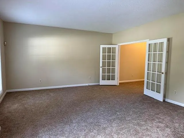 4 bed, 2.5 bath, 2726 sqft, $2,000 — Photo 3