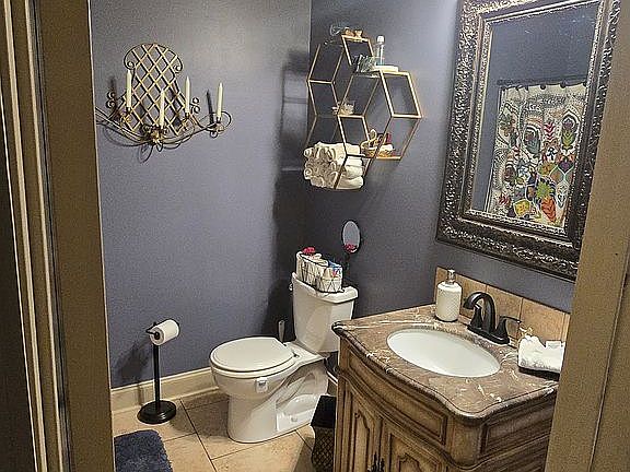 Hall bath, porcelin floors