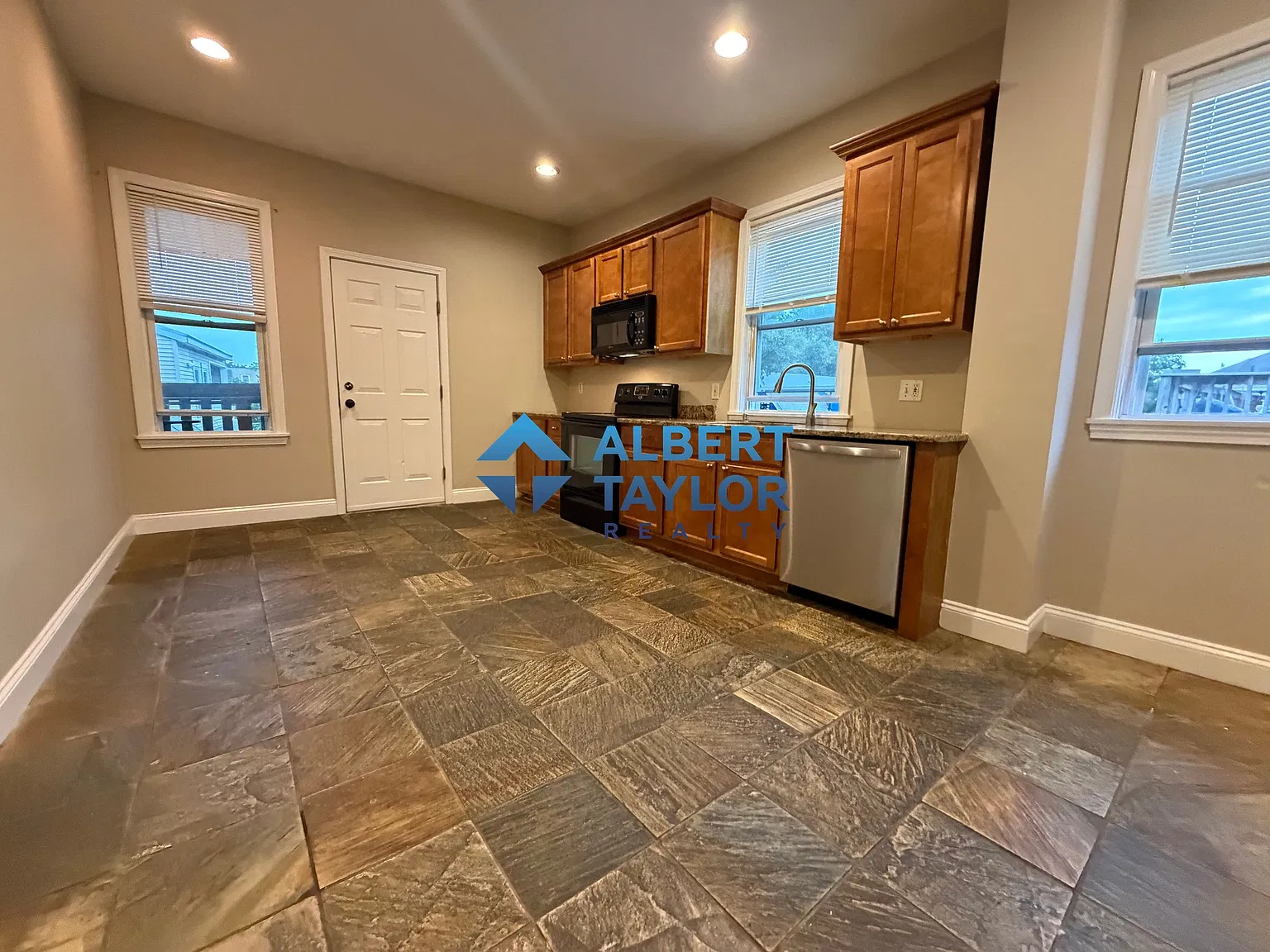 4 bed, 9999 sqft, $6,800 — Photo 2