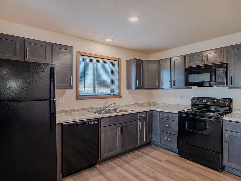 Fargo, ND Lake Crest Apartments | 21E | Kitchen