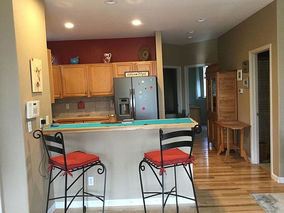 Kitchen bar area