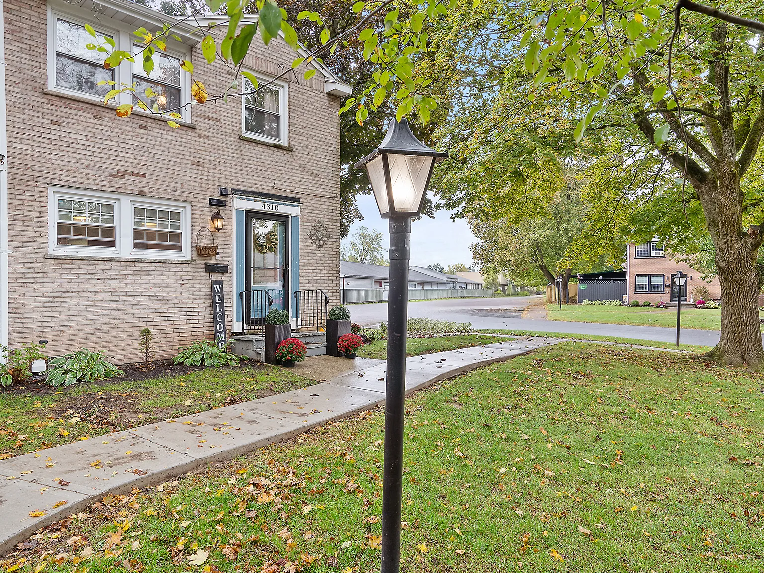 2 bed, 1.5 bath, 1568 sqft, $2,400 — Photo 2