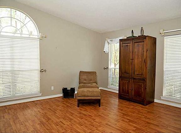 4th image of 3113 Meadow Lake Dr E