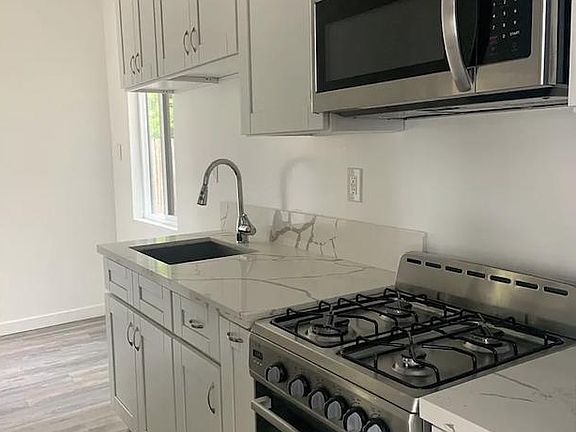 2nd image of 528 Golden Ave APT 1