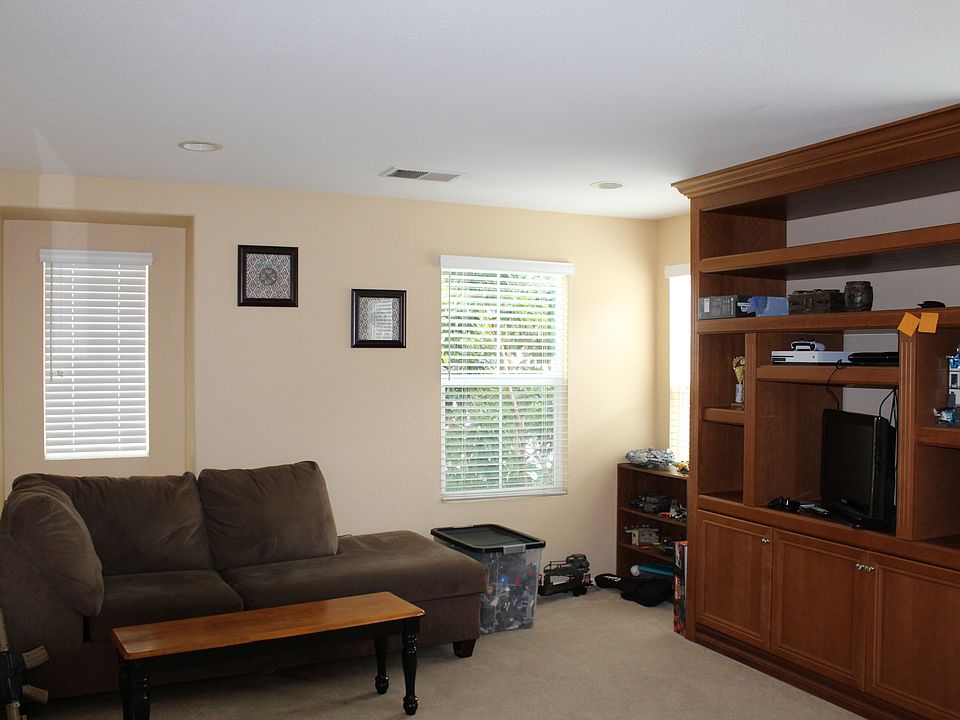 2nd image of 923 4th Ave W