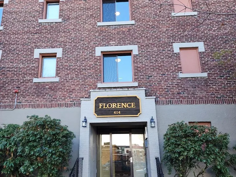 Florence Apartments — Photo 24