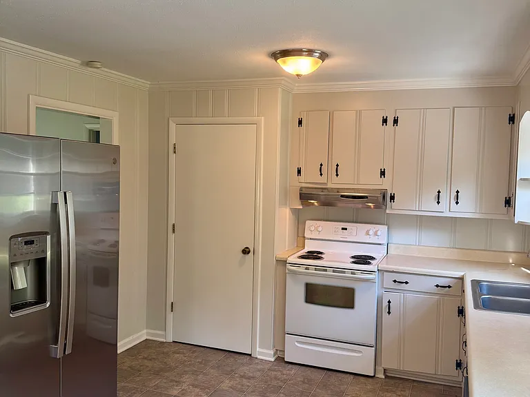 1623 Edgewood Dr — Photo 5