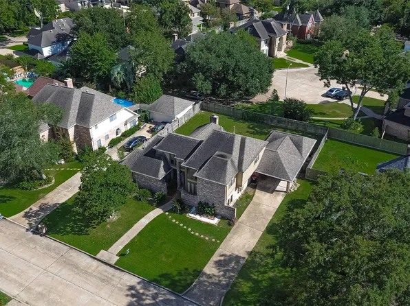 14819 Alderwick Dr, Sugar Land, TX 77498