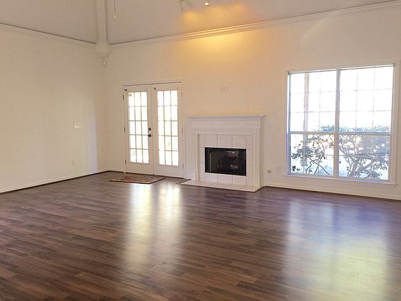 2nd image of 940 Castlemaine Ct