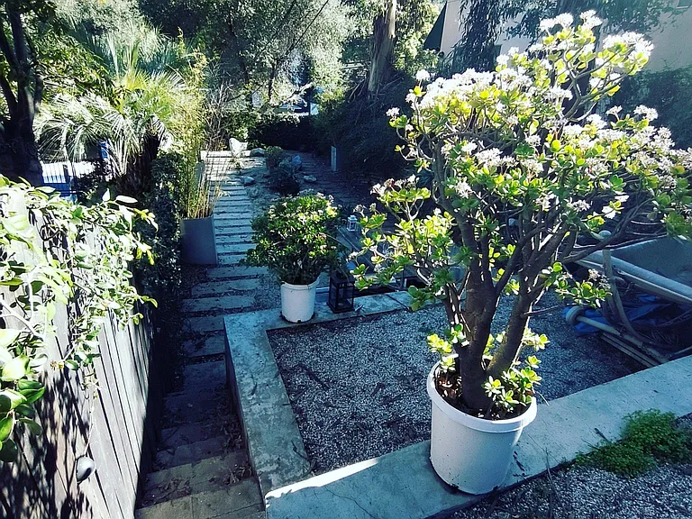 8657 Lookout Mountain Ave — Photo 18