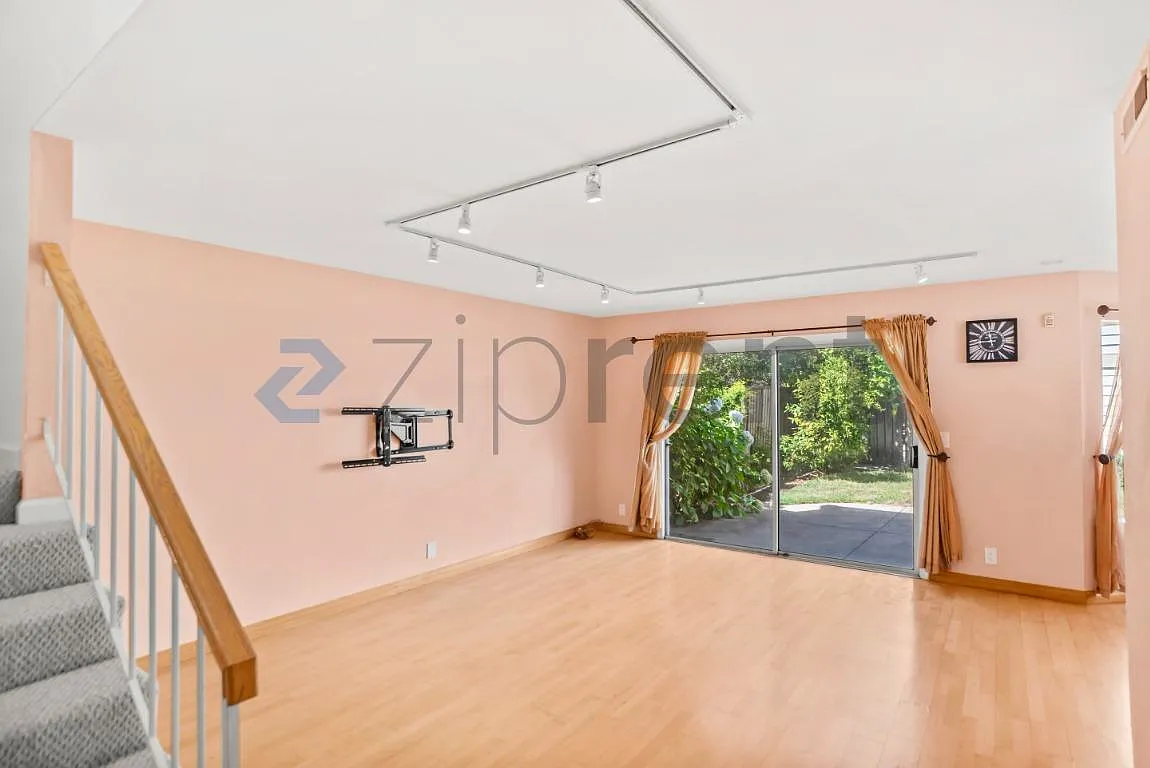 4 bed, 2.5 bath, 1987 sqft, $5,400 — Photo 1