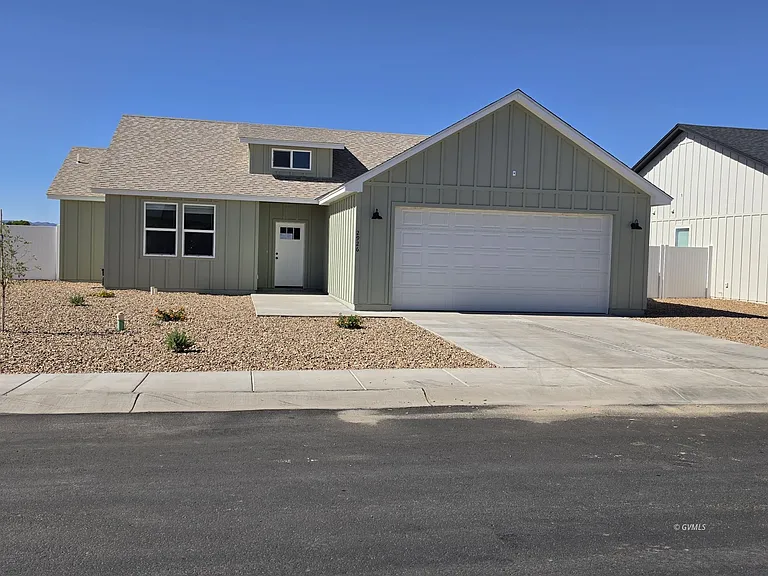 2926 W Eagle Dr — Photo 1