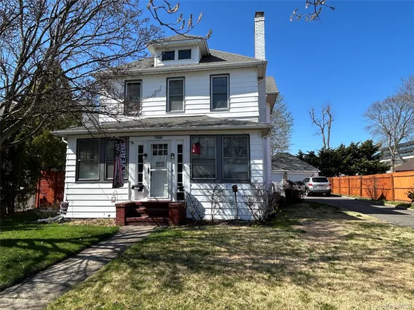194 W Marie Street, Hicksville, NY 11801