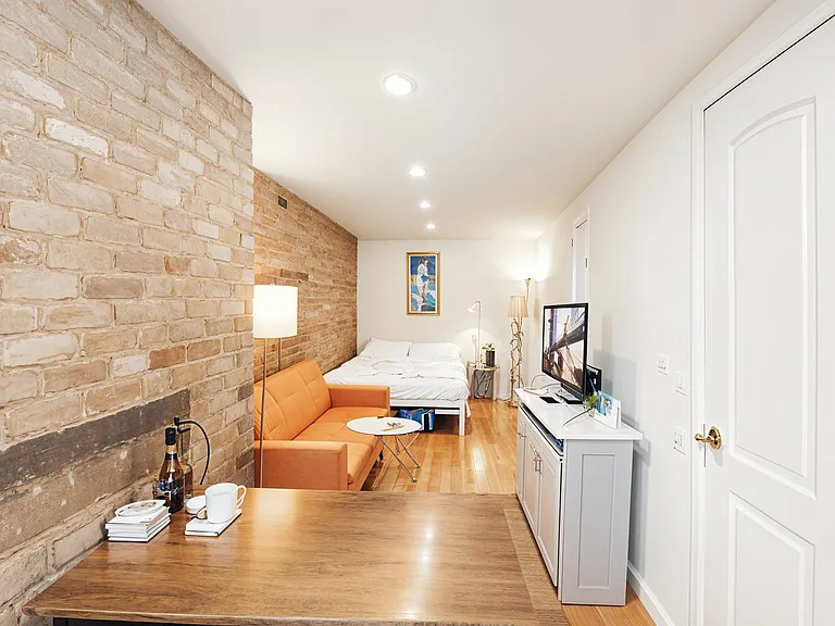 425 E 12th St #2W — Photo 3