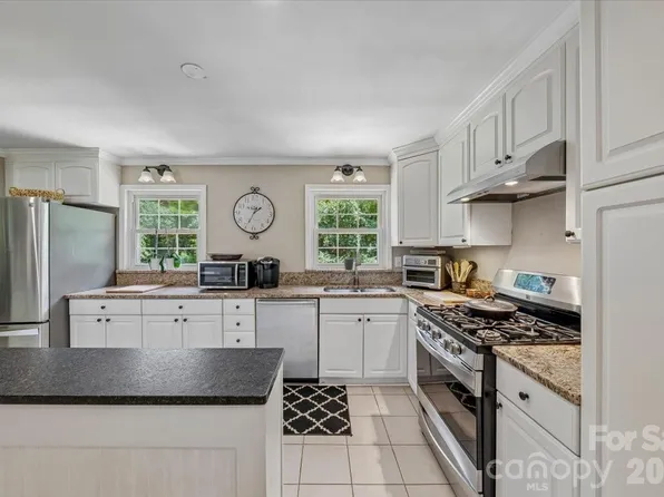 1135 Blueberry Ln, Charlotte, NC 28226