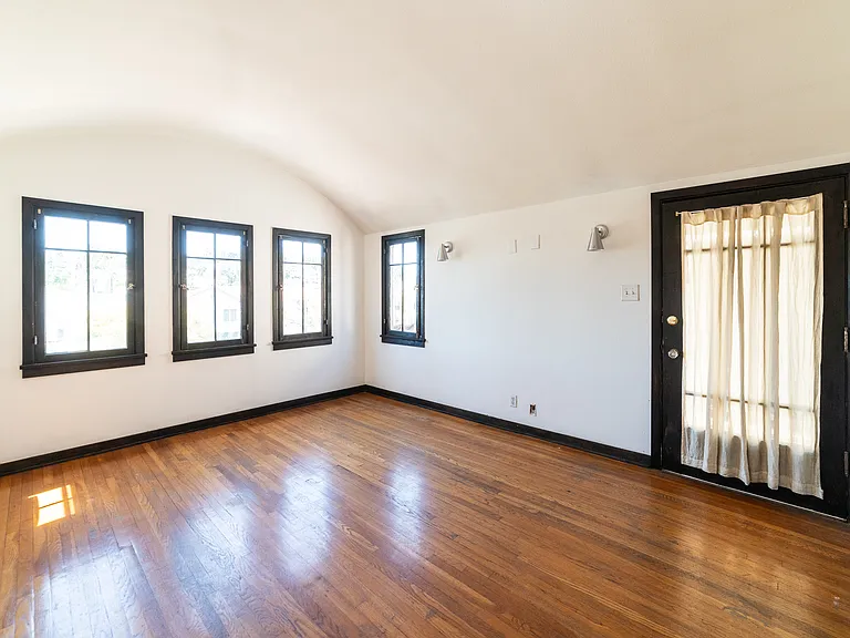 836 Silverlake Blvd — Photo 1