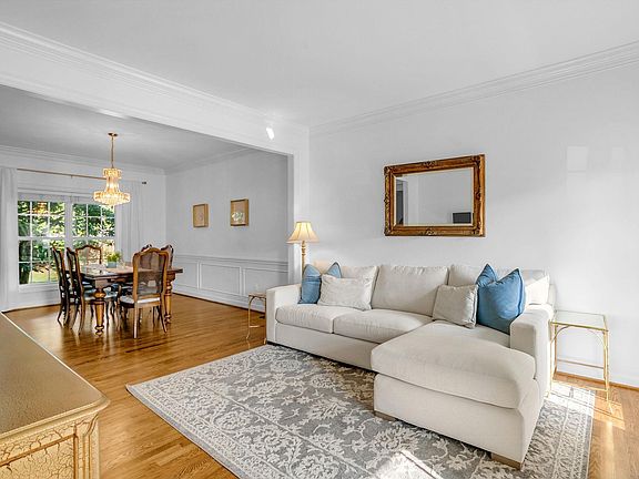 4th image of 17 Hoptree Dr
