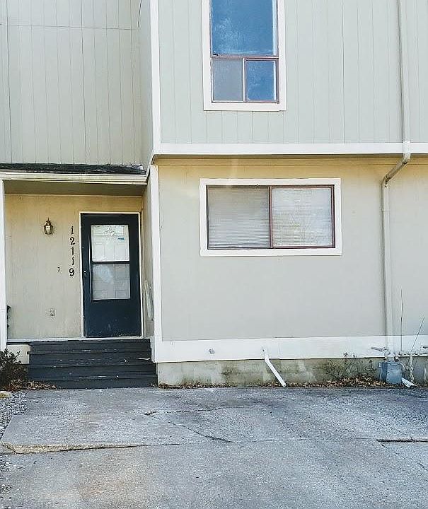 Front of home with 2 parking spots
