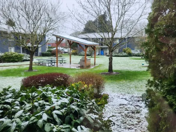 28900 SW Parkway Ave APT 11, Wilsonville, OR 97070