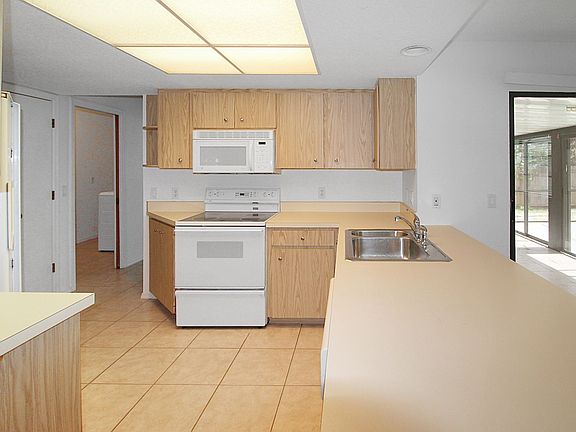 4th image of 832 Golf Dr