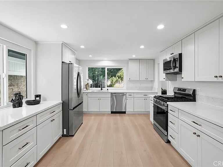 6221 Mammoth Ave — Photo 14