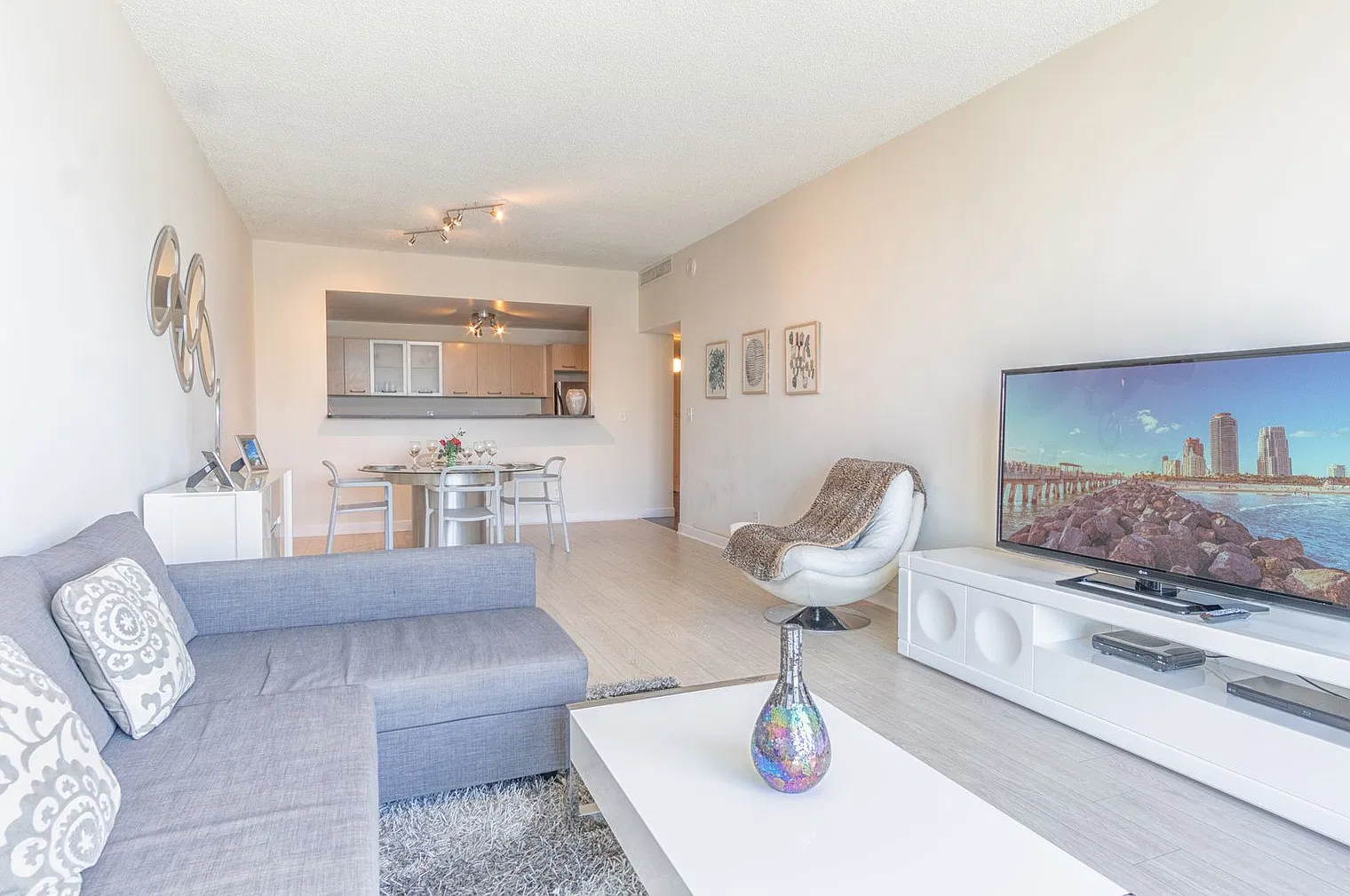 1 bed, 1.0 bath, 1001 sqft, $3,398 — Photo 3